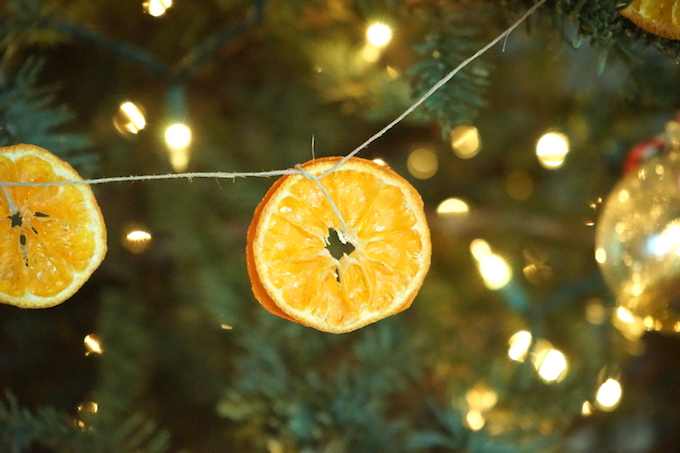 dried mandarin garland for festive christmas decorating